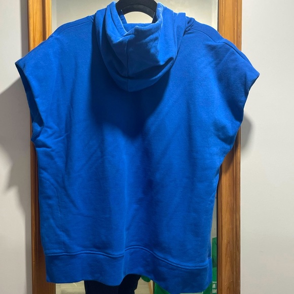 A sleeveless bright blue hoodie with slit on each side. 90s style - Picture 2 of 5